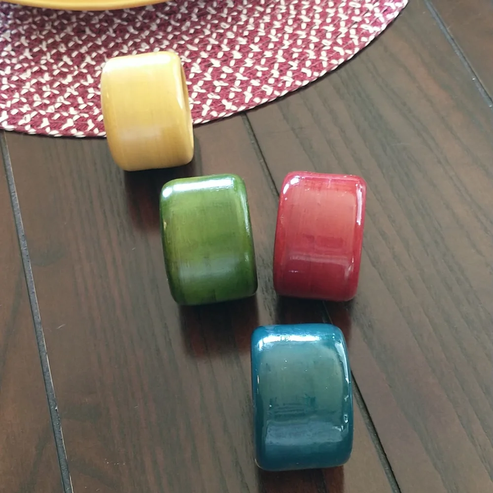 Pier 1 wooden napkin rings, set of 4, perfect condition - Picture 2 of 3